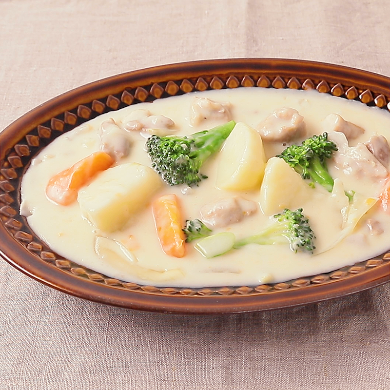 鶏手羽元と野菜で作る！ 具たくさんの豆乳シチューレシピ