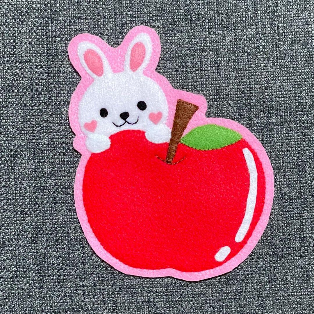 フェルトりんご りんごの季節がやってきました🍎 カットしたりんごは以前お弁当の添え物として作りましたが、今回は主役！厚紙と共に気合い入ってます🤭笑 pic2・食紅を使って染めました pic3・こんな厚紙入ってます〜フェルト手芸feltcraftfeltfoodfelt