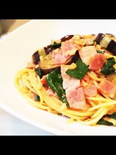 ☆シーフードパスタ☆ まずパスタを茹で、その間にフライパンにバター ないのでマーガリン をいれ、シーフードミックスと玉ねぎをにんにく、塩コショウで炒めます❗次に茹でたパスタとゆで汁を入れ、ネギ、ほんだし、醤油、塩コショウを入れ混ぜたら完成です