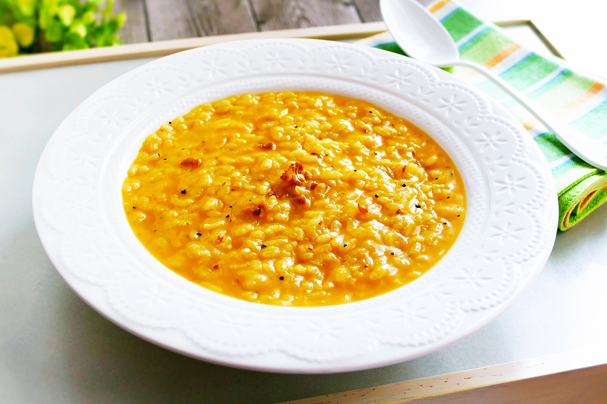 入れるだけで本格的！試してみたいと思ったら「🤫」で教えてください♪ 松茸の味お吸いものを使った「松茸の味お吸いものリゾット」をご紹介🎵フライパン一つで簡単に作れるリゾットレシピ🥄 本格的なプロの味をお楽しみいただけます✨ 誰にも教えたくないほど