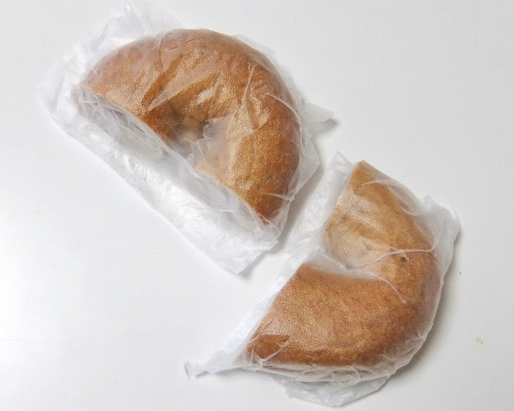 ベーグルが届いてからの食べ方や楽しみ方をご紹介🥯✨今回は、ベーグルが届いてからの 食べ方や楽しみ方をご紹介します！ 届いたらまず、 冷凍庫で保存してください🧊食べるときは、 自然解凍後、 ぜひ温めてお召し上がりください◎ 焼きたての食感が楽しめます