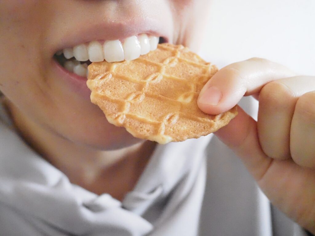 虫歯になりにくい「おやつ」とは？矯正中に避けたいおやつや食べた後のケア方法も解説池袋キュア矯正歯科