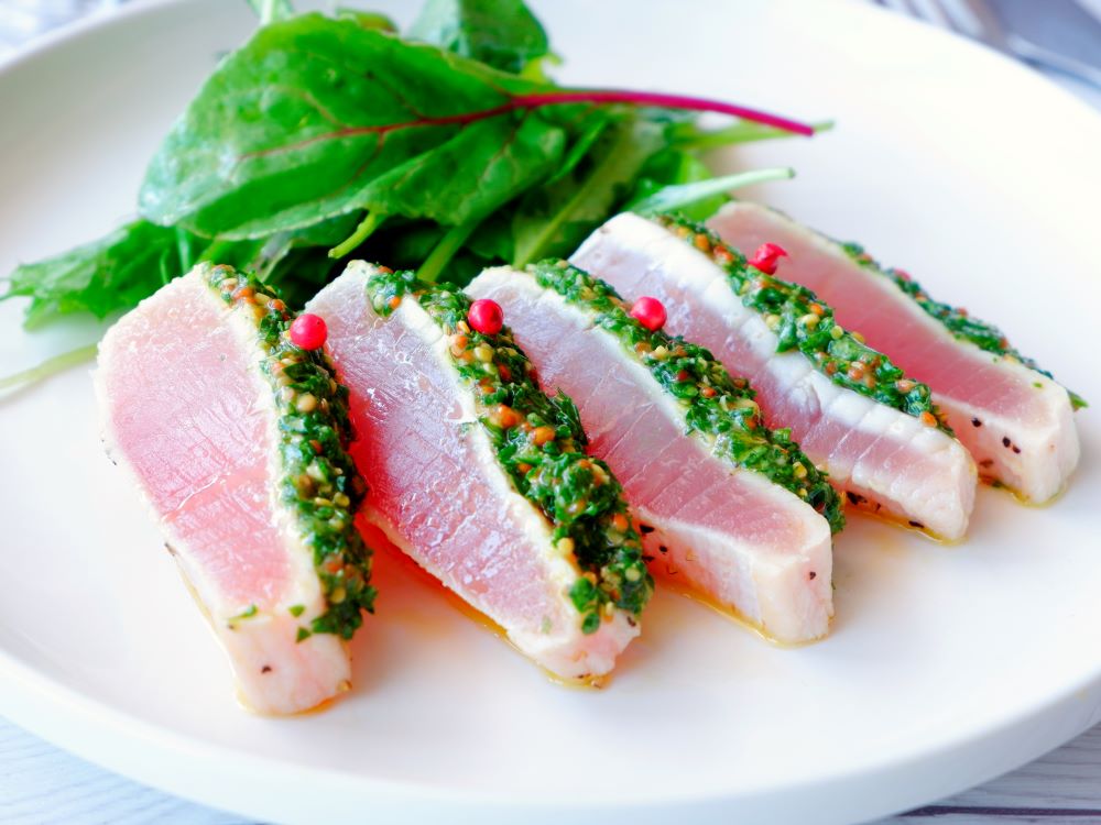 カリッと焼いた豚バラに、香り立つパセリソース。, ビタミンB1たっぷりの豚肉は、夏の疲れを吹き飛ばす味方。,パセリには鉄分・葉酸・ビタミンCがぎゅっと詰まっていて、, 妊婦さんや体がだるくなりがちなこの時期にもおすすめです。,香ばしさと爽やかさが同居するこの一皿、, 今日はしっかり、やさしく元気をチャージ。, 📌 保存して、お昼にぜひ。,豚バラレシピ夏バテ防止ごはん妊婦ごはん