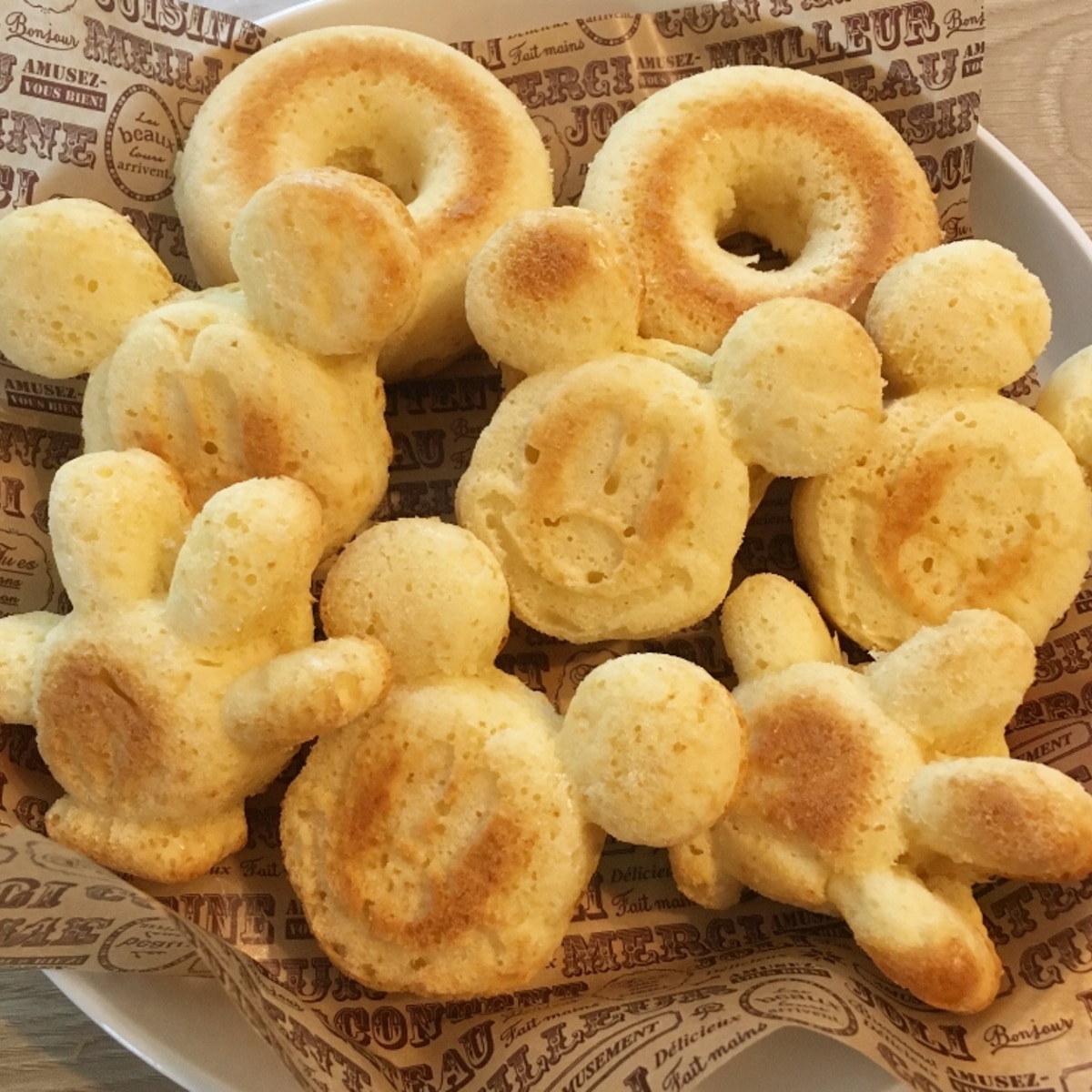 シリコン型で簡単にドーナツが作れます。お子さんとご一緒に