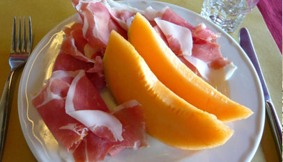 なぜ生ハムとメロンを一緒に食べるの？贈り物にも生ハムメロンが人気の理由とはメロメロ by メロンショップマエシマ