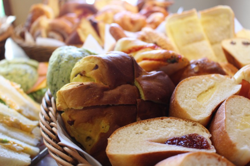 別府でパンランチ 「ぱん屋福禄 ふくろく 」さんへ❣️ こちらのランチはなんと ⸝⸝໐⸝⸝ ✨️ パン食べ放題なんですよ〜🥐🥖🥯🥪 ☻福禄パンランチ¥1,380・パン食べ放題 70分・野菜スープ ・蒸し野菜サラダ ・ペンネグラタン ・ドリンク 食べ放題のパンはカット