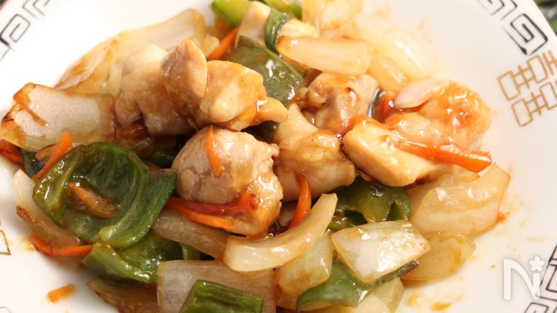 ごはんがすすむ～！鶏もも肉とさつまいものカンタン黒酢炒め