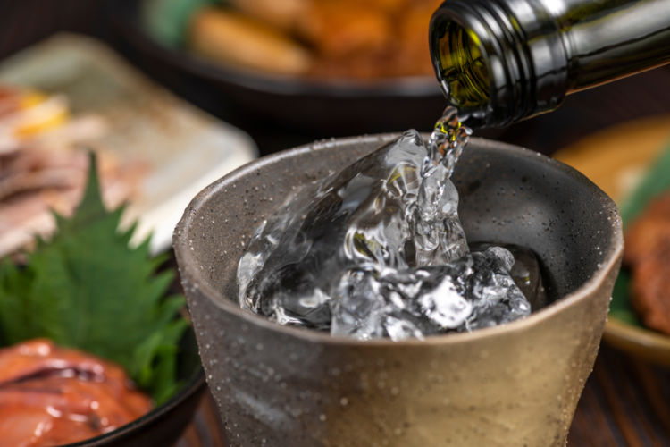 ウーロンハイの作り方とは？アルコール度数やレシピなどを徹底解説 - サケウルSAKEURU BY STOCK LAB