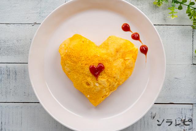 料理初心者でもパッと作れる！ワンパンオムライス,参考 , 1人当たり単価 150円 調味料除く, 1人当たりカロリー 572kcal,所要時間 15分,材料 2名分 , 溶き卵 4個分, 牛乳 大さじ1, 塩 適量, こしょう 適量, 鶏もも肉 こまぎれ100g,ご飯 温かいもの300g, ミックスベジタブル 60g, ケチャップ 大さじ3, バター 10g,