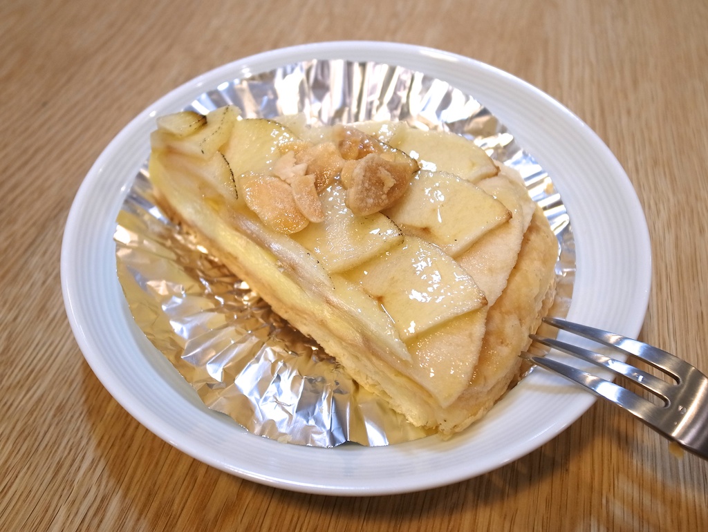 おやつ〜❗️ ドトールコーヒー『りんごのカスタードパイ』 カスタードクリーム入りのパイ生地にりんごのシロップ漬けをトッピング🍎 アップルパイとはちょっと違った感じということでドトール納めが出来ました。 今年はDVCデビューイヤーだったので来年は更にお世話に