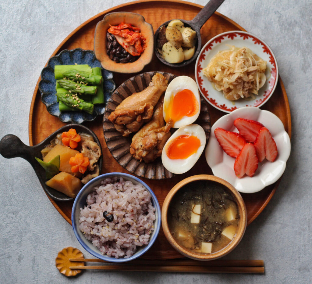 手羽先の煮物とさつま芋の炊き込みご飯の献立白ごはん.comの献立シリーズ：白ごはん.com