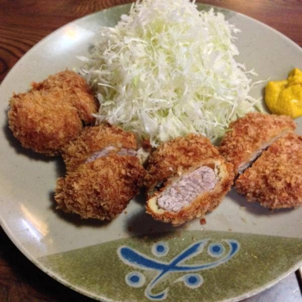 目白の時のご飯たち . 伴茶夢のカフェ伴茶夢とナポリタン☕️🍝 cafe nestのアップルパイ🍎 DEL'IMMOのパンケーキ🥞志むらのカキ氷🍧 あもんの焼肉🥩 . 旬香亭のビーフカツサンドとハンバーグ弁当🍱 レフティのオムライス🍳 とんかつおさむのトンカツとフライ🐽寿司
