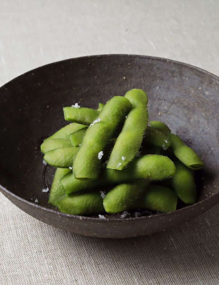 塩の上手な使い方でさらに美味しく枝豆の茹で方🎐💚 今が旬の枝豆を美味しくするには 塩の使い方とちょっとしたひと手間がポイント👩‍🍳🧂💚さやの両端を少し切って豆に塩味を入れる 💚枝豆としっとりタイプの 伯方の塩粗塩 を 揉み込んで塩味をつけながら、枝豆の