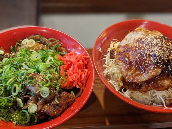 福岡市七隈 大和家 😋🍛 ⁡ 福大近くにある〝大和家〟💁🏼‍♀️で学生時代ぶりにランチしてきました🍴福大出身じゃないけど⁡こちらは学生向けの安くてボリューミーな定食屋👌🏻とり唐揚丼が人気メニュー‼︎ ⁡ ☑︎唐揚げカレー ¥620 ・ご飯半分で目玉焼きに変更可