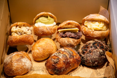 ロデヴサンド・バゲットサンド もっちり多加水のロデヴ、 おすすめのバゲット、 2種類のパンで作るハード系のサンドです クリームチーズ、自家製セミドライトマトのオイル漬け、 ベーコン、ルッコラ 挟むパンが 時間帯や曜日で変わります トーストすると カリッと感が