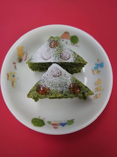 保育園おやつ＊シフォンケーキ * 2月お誕生日会おやつ🎂 子どもたちのお皿にケーキが収まるように、18cm型に生地を半量くらい流し、あまり高さが出ないように焼きました☺️シフォンケーキは砂糖控えめに作り、最後にホイップした生クリームに手作りのいちごジャム合わせ