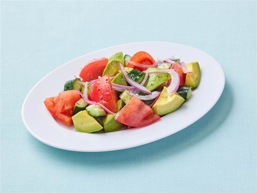 生ハム、チェリートマト、キュウリ、アボカド、マヨネーズ、レタスを黒板に添えた卵の半分のイースター朝食の写真素材・画像素材 Image 183827717