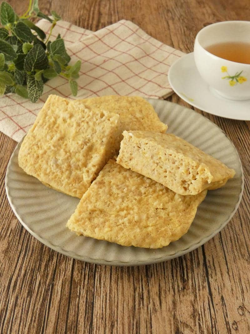 お弁当に ぴりっと辛いオートミールのおかかおにぎり