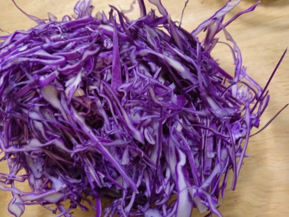 紫キャベツを茹でたら青くなるのはなぜ？うどんやラーメンを作ってみたら驚きの結果に？！株式会社 旭物産