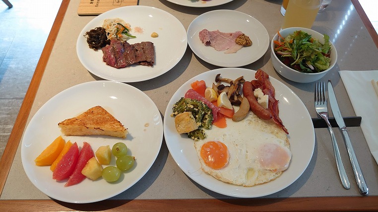 ハイアットリージェンシー那覇 クラブラウンジのカクテルタイムとsakurazakaの朝食 沖縄旅行2022年10月その19 │夫婦で世界と日本を旅する生活 Life ＆ Journey