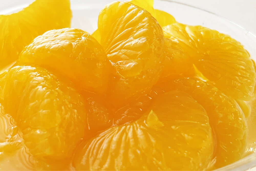 コタツで食べるみかんが美味しい冬の季節🍊❄ ちょっと変わった面白い剥き方で楽しんでみませんか❓😉 ⁡ 農林水産省もおすすめしているという「イモムシ 剥き・ドミノ剥き」と 長さを競って楽しい「S字剥き」、 ユニークさNO.1の「みかんを運ぶ人」の剥き方をご紹介します
