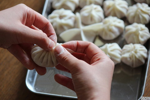 フライパンで蒸す餃子の皮で簡単『爆汁小籠包』作り方 包み方肉汁簡単レシピ飯テロ