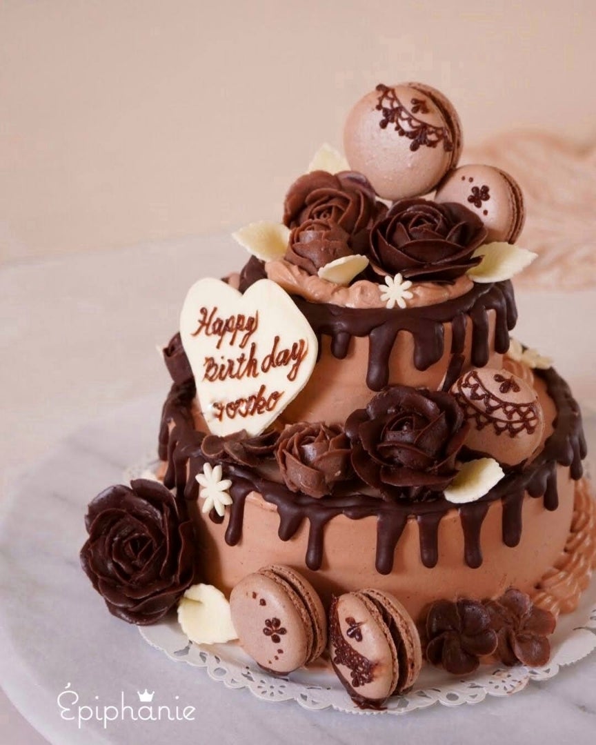 オーダーメイドケーキ🎂 · 数日前のオーダーです 小学生の女の子がご希望のマカロンのせケーキ🧡 · マカロンの味は、ショコラ・フランボワーズ・チーズケーキ ·おやつこころオーダーメイドケーキデコレーションデコレーションケーキケーキお誕生日マカロン