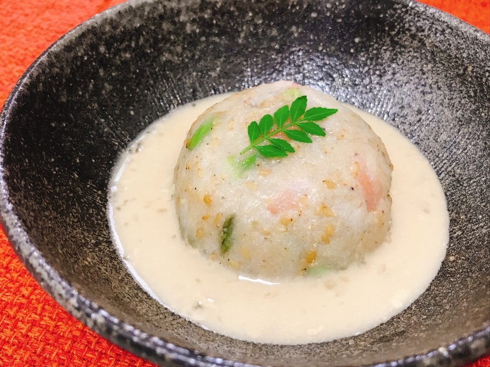 もっちりしてシャキシャキ、レンコン饅頭のあんかけ