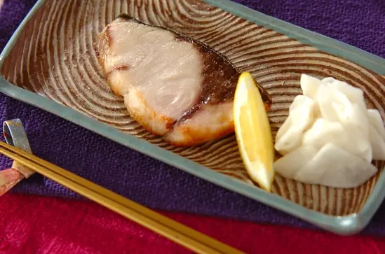 ぶりの塩焼き丸赤商店