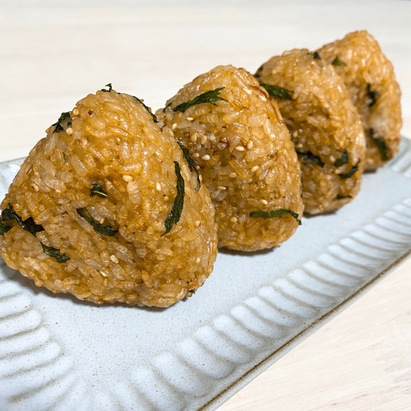 塩昆布大葉チーズで焼きおにぎり Grilled Onigiri with kombu, shiso and cheeseごちそうおにぎりyummyhomemadehealthyonigirishisokombucheeseおいしい焼きおにぎりおにぎり塩昆布チーズマカロニメイトフーディーテーブル手作り チーズ