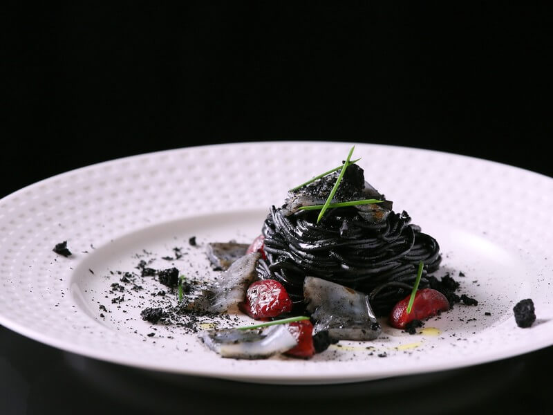 オステリアビアンケッティの海鮮 イカスミ パスタソース 280g 2人前トマトベース 冷凍愛知県南知多町ふるさと納税サイト「さとふる」