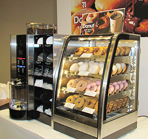 newドーナツが増えて、ショーケースが とっても賑やかになりました🍩♡ ぜひいろいろなフレーバーをお楽しみください！hellodonutsハロードーナツ 新大久保カフェ新大久保グルメ新大久保スイーツ新大久保食べ歩き新大久保🇰🇷카페카페스타그램디저트