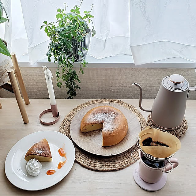 材料3つ 炊飯器で作る！台湾カステラ作り方！, 材料 , ◯カステラ, ・卵4個, ・砂糖80g, ・ホットケーキミックス100g,1.卵を卵黄と卵白に分ける。, 2.卵白に砂糖を入れてメレンゲを作る。, 3.卵黄にメレンゲを少し入れて馴染ませる。,4.残りのメレンゲを入れてさっくり混ぜる。, 5.ホットケーキミックスを入れて、さっくり混ぜる。, 6.炊飯釜に生地を流し入れる。,