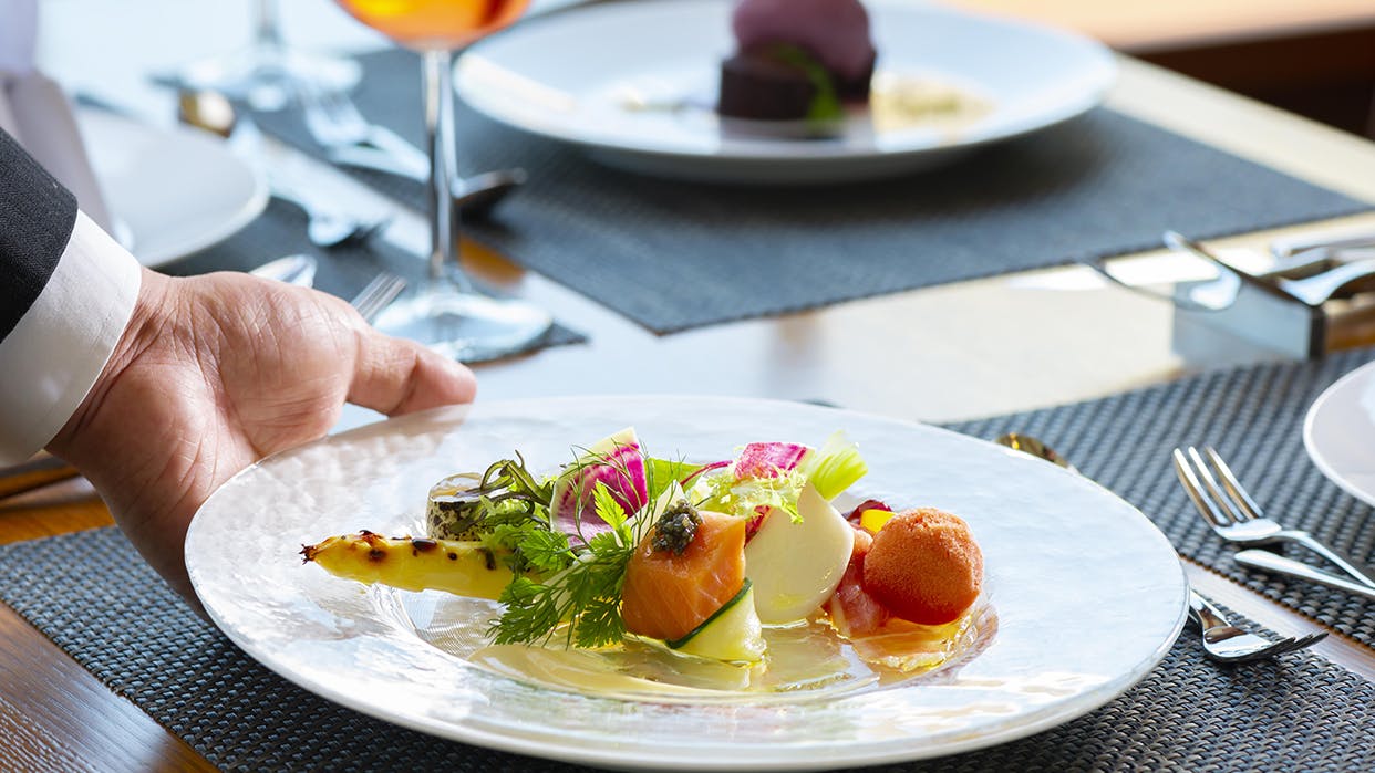 メニュートレンド：絢爛！絵画のような一皿 フルコースを巨大プレートに結集 - 日本食糧新聞・電子版