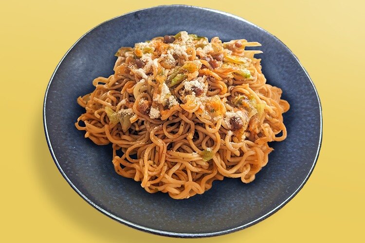 ペヤング 豚バラ塩やきそば！“ごま油”が香る塩ソースが豚バラの旨味を引き立てる風味豊かな一杯きょうも食べてみました