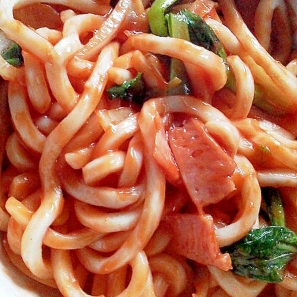 これガチに旨いから皆様にも本当にやってほしい レンジで超簡単 『ぺぺたまうどん』 丼ににんにく1片、白だし大1半、オリーブ油大1、鷹の爪1本、冷凍うどん1玉入れラップし6分チン熱い内に溶き卵1個入れ混ぜ完成 コシのあるうどんに半熟たまごダレが絡まり、悶絶必須