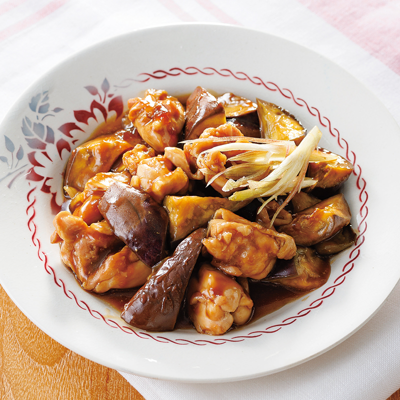 星野 奈々子蒸しなすの鶏ひき肉きのこあんかけ レンジでもなすをトロッと仕上げる方法を お伝えしています。 なす以上にボリュームのある鶏ひき肉ときのこで作ったあんかけをたっぷりとかけて。 優しい味わいで簡単にできるので ひとりご飯の時にもおすすめ！ 枝豆と