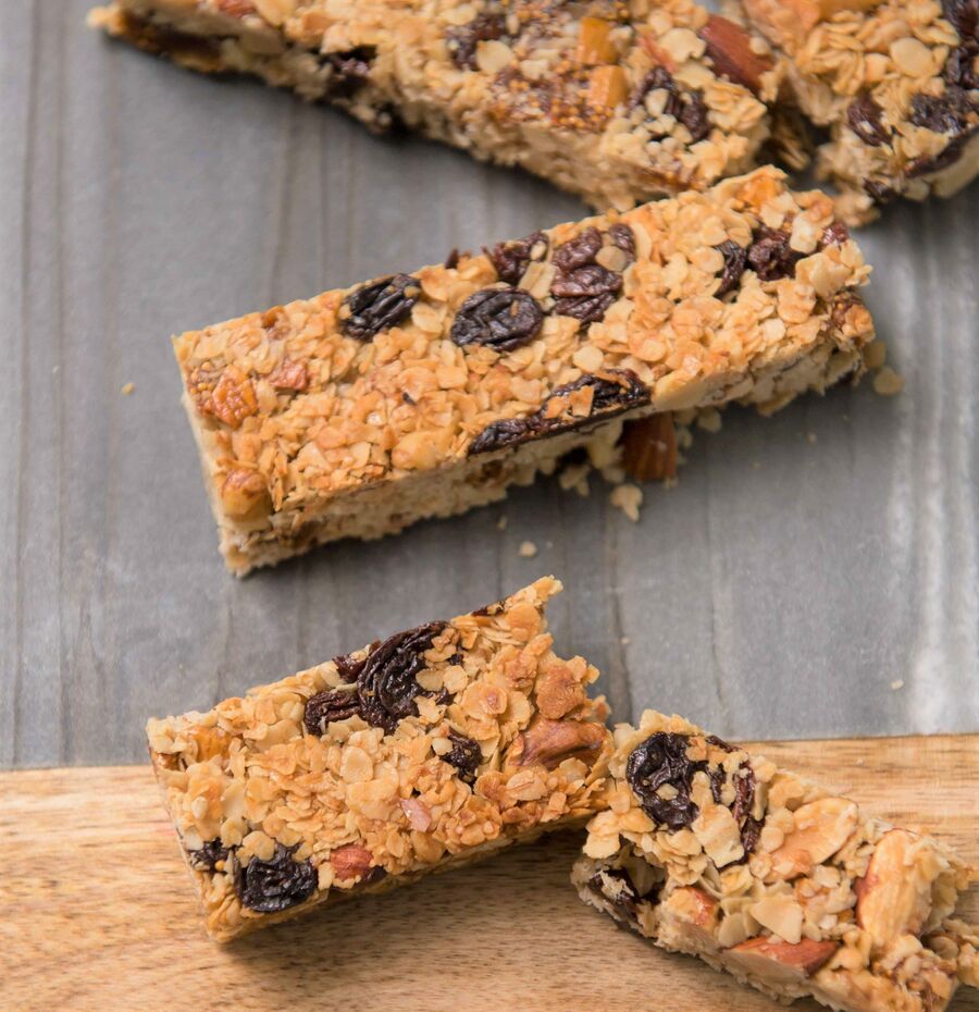 混ぜて焼くだけ！ザクザクオートミールバーのレシピ