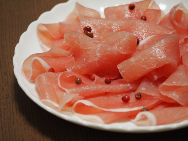 調理師が写真付きで解説！簡単にできる生ハムの盛り付け3選 - ワンプレートnote