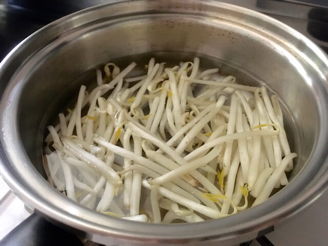 もやしのベストな茹で時間は？シャキシャキに仕上げるコツは茹で方と下準備！もやしの種類による違いもご紹介暮らしニスタ