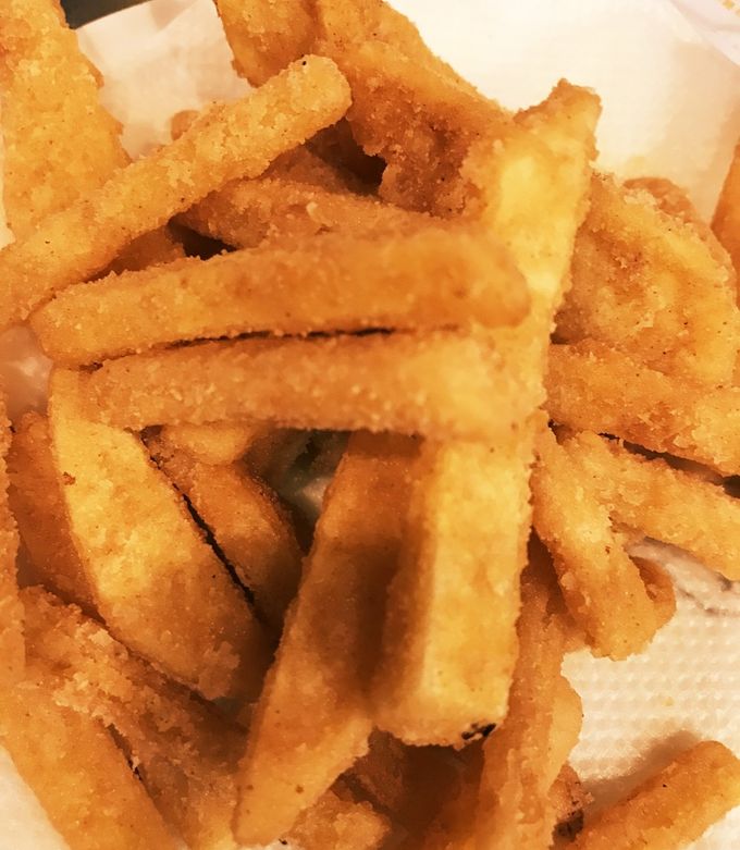 魔法の粉で作る“ハッピーポテト”🍟SHOWA「ハッピーターン味から揚げ粉」でじゃがいも揚げてみたら気分もアガったPouch ポーチ