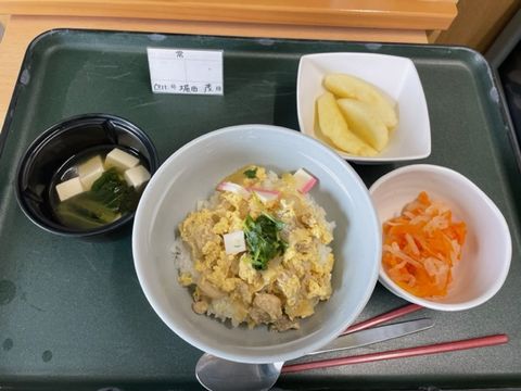 昨日のお昼ご飯😋😋😋辛子明太子が安かったので簡単にトロトロ卵明太丼♡,ご飯に刻み大葉と、おかか、海苔を混ぜ込むことで風味豊かな卵丼になります！！とーーーっても簡単、是非😋,材料 2人分, ・ご飯丼1杯分程, ・卵 3個, ・辛子明太子50g, ・大葉3〜4枚, ・鰹節1袋, ・醤油少々, ・炒りごま適量, ・韓国のりや味付け海苔適量,是非お試しください🥰, .,夏休み