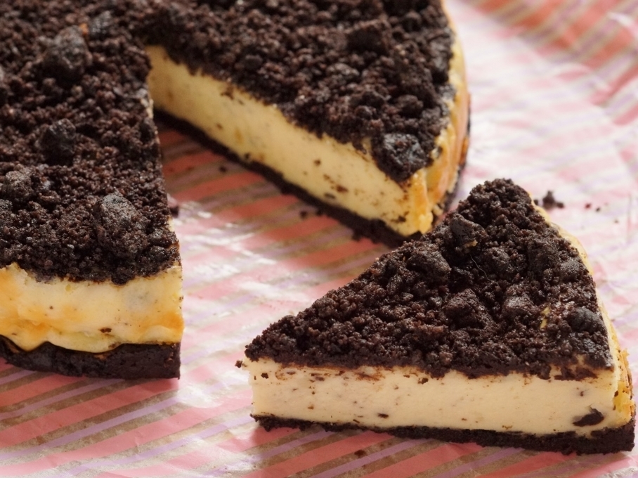 オレオのガトーショコラ🥛🍫 ⁡ 苺ないしどうしよう〜って思った時に思いついた組み合わせ🤍 ⁡ 上のホイップに混ぜるオレオを細かく砕いたところがこだわり✨⁡ 後ろにあるのはオレオマフィンです🥧 ⁡ ⁡ ⁡ ⁡ ⁡ ⁡ ⁡ ⁡ ⁡ ⁡オレオガトーショコラオレオケーキ オレオ