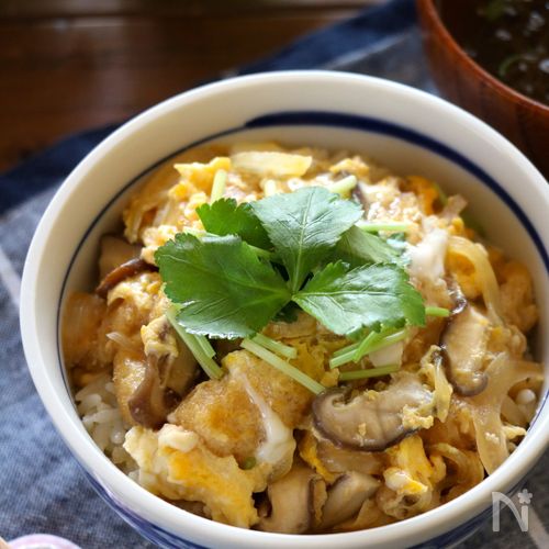 時間のない日、 一瞬で出来る卵とじ🥚 ご飯にかけても良し、 おかずとして食べても良し◎ 具材は、ササミ、玉ねぎ、椎茸で