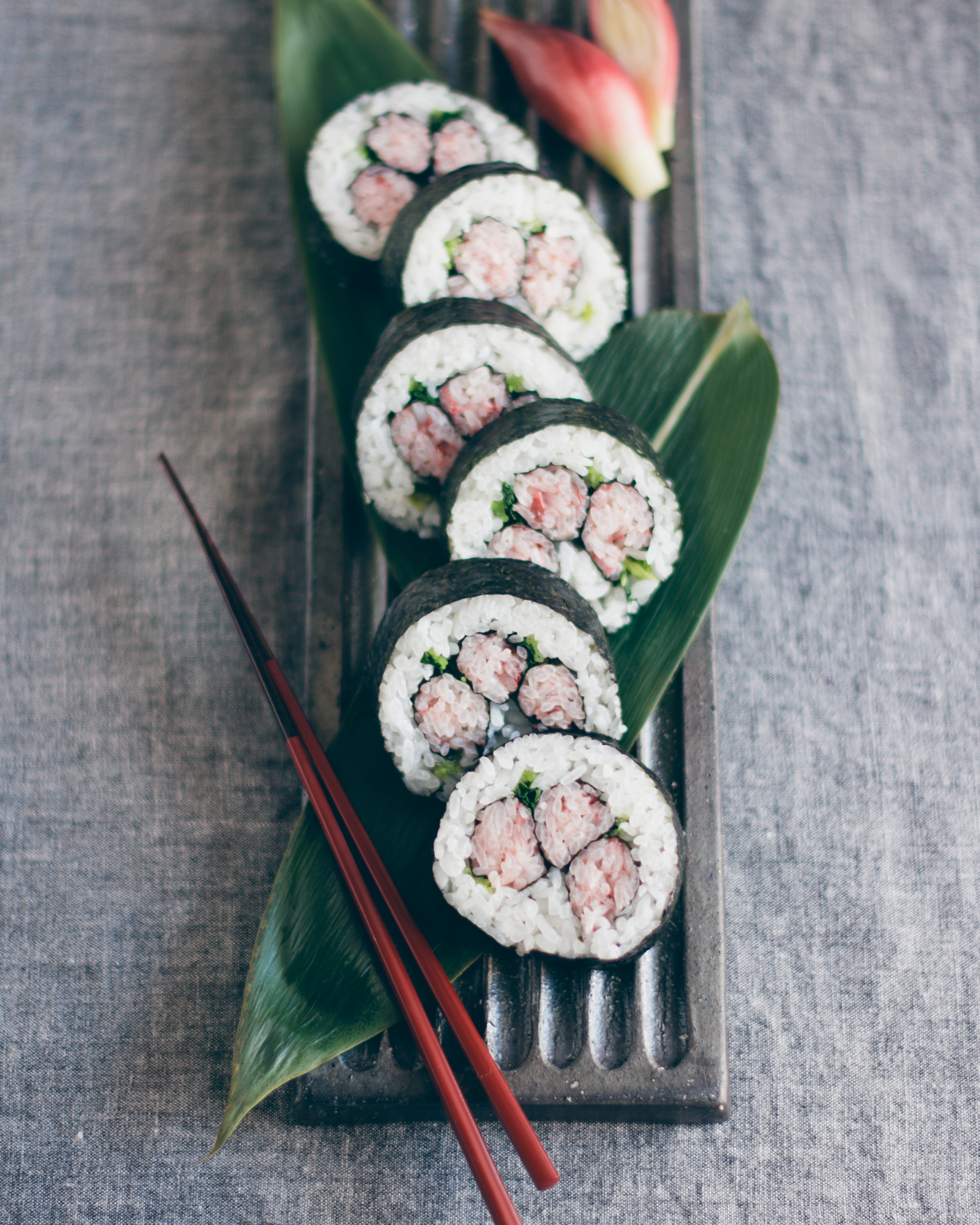 細巻きの巻き方 プロが教える3つのコツ 納豆巻 鉄火巻- YouTube