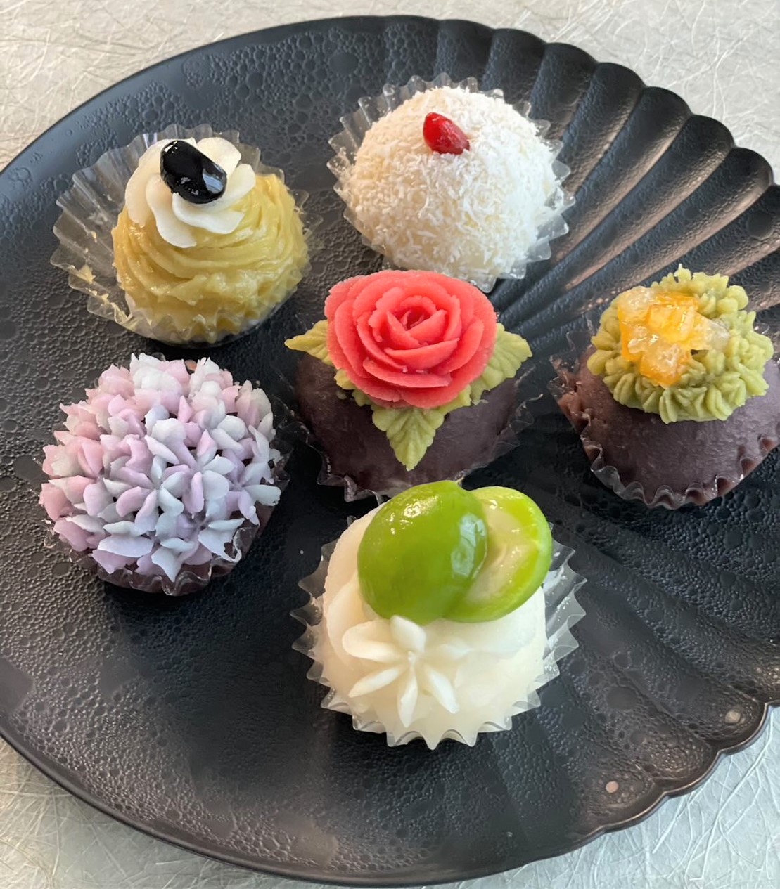 横浜・元町にフラワーおはぎ専門店がオープン「おはぎ」の上に餡の花が咲く、上品な甘さのネオ和菓子 - ライブドアニュース