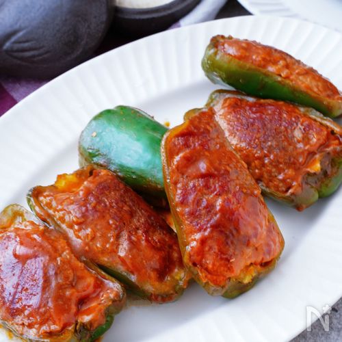 今日はピーマンの肉詰めを作ってみました。ちょこっと味付け薄かったけど、ケチャップ、醤油、みりんのたれと牛肉からよい肉汁合わさっておいしかったです！ピーマンの肉詰めピーマン牛ひき肉玉ねぎおろしにんにくパン粉ナツメグ投入椎茸の飾り切り平塚