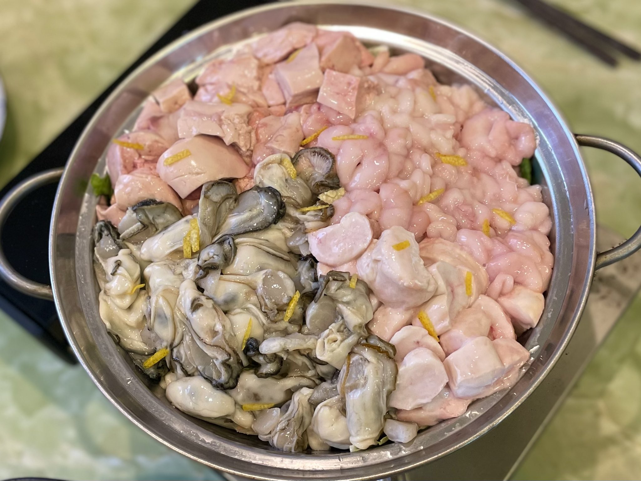 味わい沁みる、旨味噌の 白 と じんわり旨辛な 赤「生白子とあん肝の海鮮鍋」が選べる2種のスープで登場。チムニー株式会社のプレスリリース