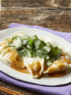 ひと口食べたら止まらない！ヤンニョム風ぎょうざ材料冷凍餃子 1パック コチュジャン 大さじ2 焼肉のタレ 大さじ1 ケチャップ大さじ1 砂糖大さじ1 ※白ゴマ作り方①フライパンで冷凍餃子を焼いていく ②焼いてる間にコチュジャン大さじ2、焼肉のタレ