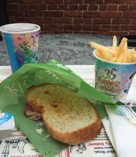 ルーベン・ホットサンド ニューヨーク・デリ NEW YORK DELI ＠東京ディズニーシー: ハンバーグ王子の１日１バーグ